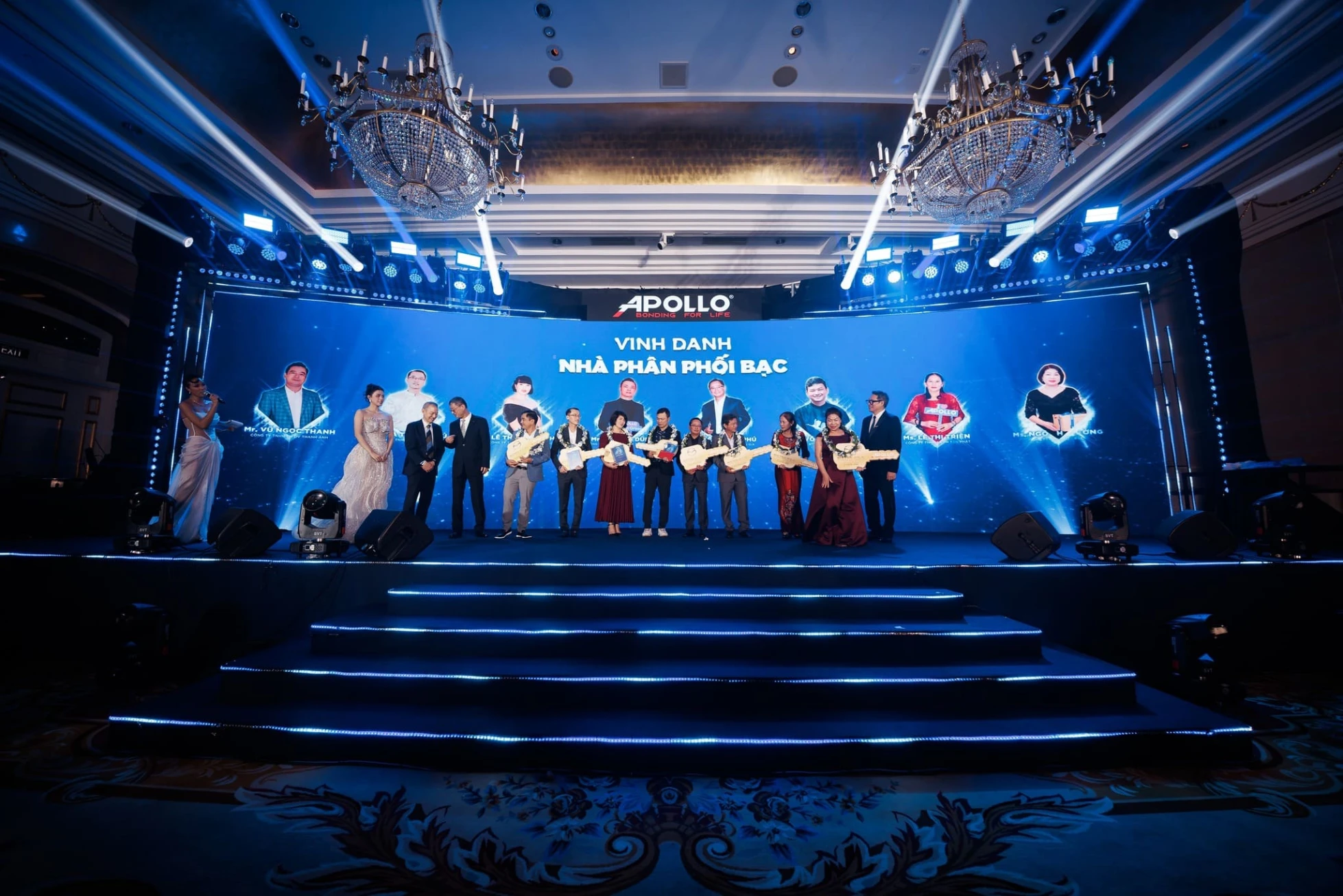 Cùng nhìn lại những khoảnh khắc vinh danh Nhà Phân Phối Bạc 2025 trong đêm Tiệc Tri Ân